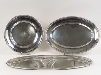 Vente aux enchères CHRISTOFLE. Suite de trois plats en métal argenté, à décor de rang de 