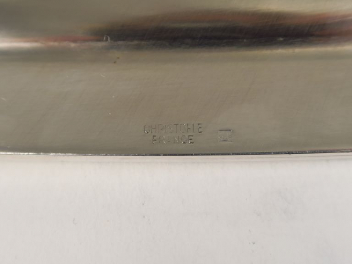 CHRISTOFLE. Suite de trois plats en métal argenté, à décor de rang de 