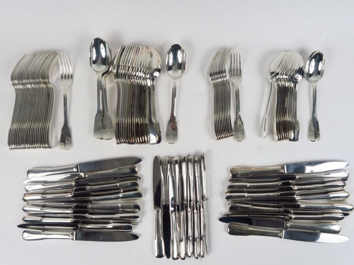 Partie de ménagère en métal argenté, modèle uniplat. Comprenant :  - v