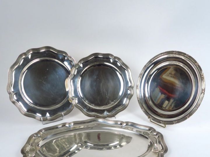 Deux plats rond et un plat ovale de style Louis XV en métal argenté, m
