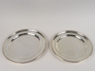 Vente aux enchères ORBRILLE. Deux plats ronds en métal argenté, à décor de rang de perles
