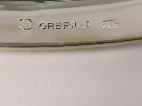 ORBRILLE. Deux plats ronds en métal argenté, à décor de rang de perles