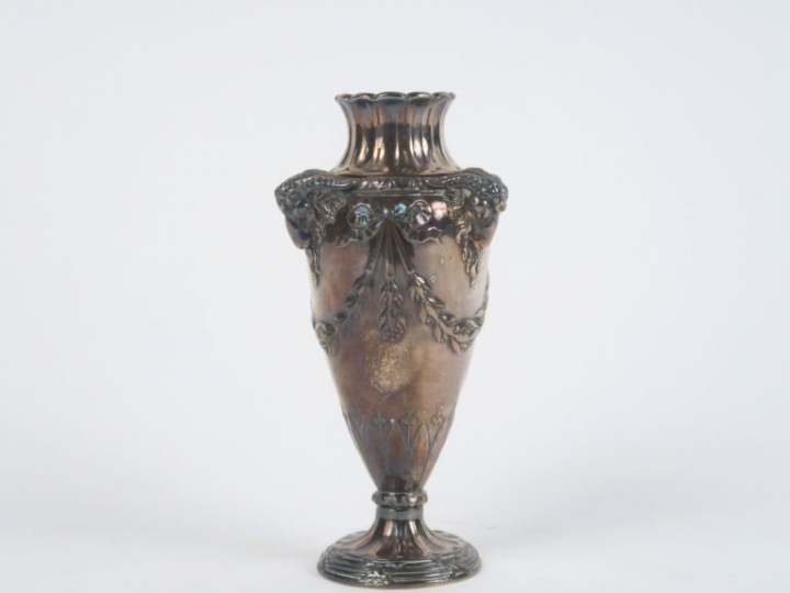 CHRISTOFLE Petit vase soliflore de style Louis XVI en bronze argenté, 