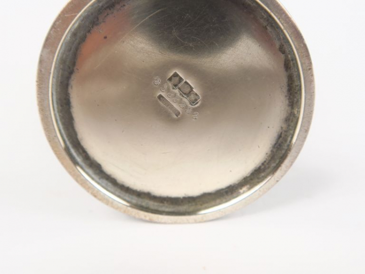 CHRISTOFLE Petit vase soliflore de style Louis XVI en bronze argenté, 