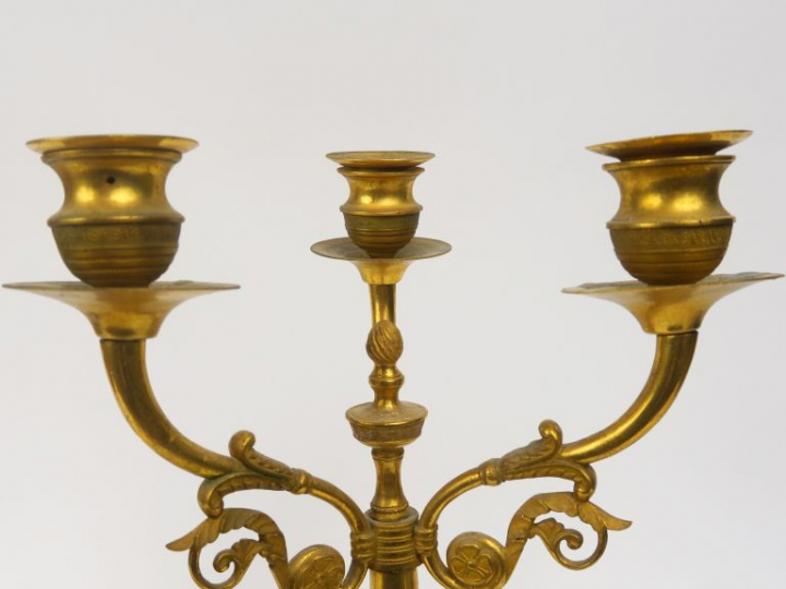 Paire de candélabres XIXème en bronze patiné et doré, reposant sur une