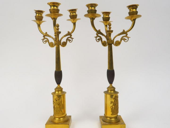 Paire de candélabres XIXème en bronze patiné et doré, reposant sur une