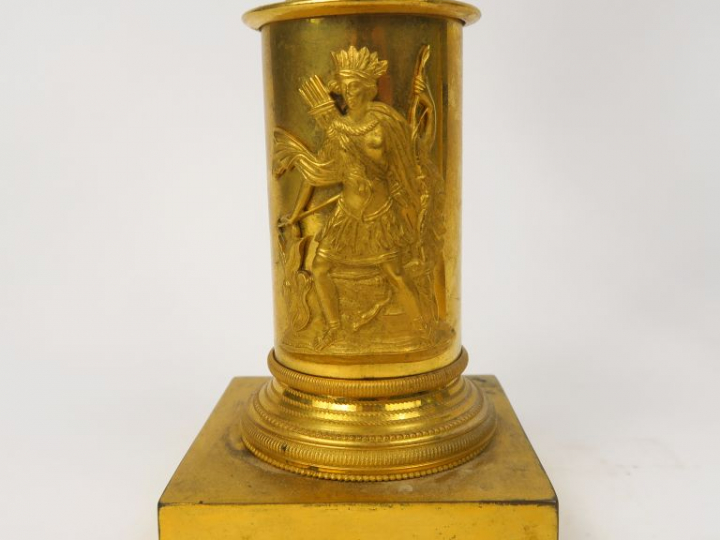 Paire de candélabres XIXème en bronze patiné et doré, reposant sur une