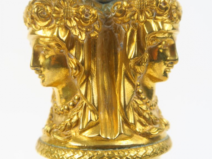 Paire de bougeoirs de style Empire en bronze doré, à décor de bustes d