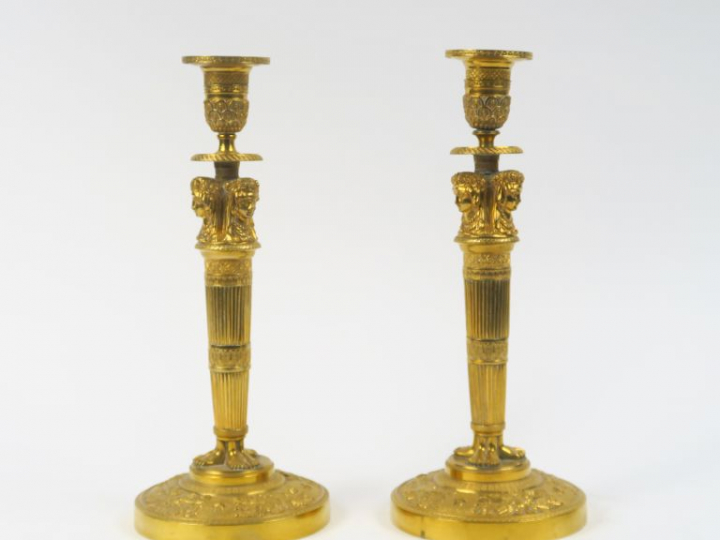 Paire de bougeoirs de style Empire en bronze doré, à décor de bustes d