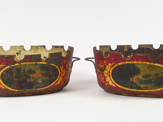 Paire de verrières Directoire en tôle peinte, à décor dans des réserve