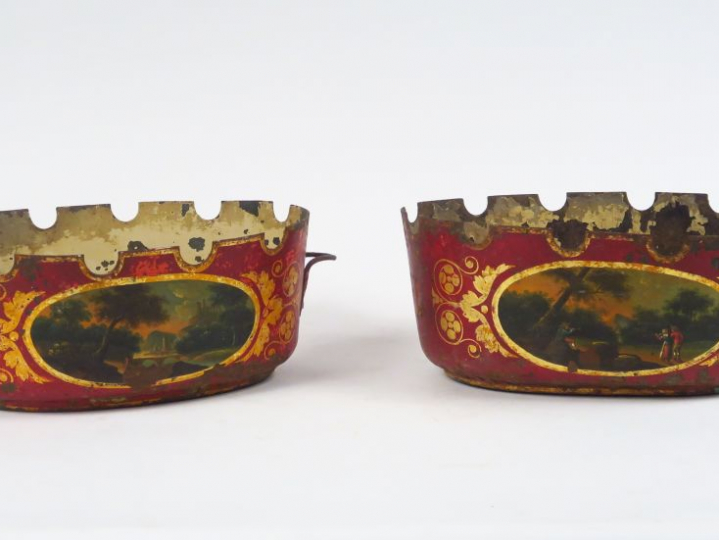 Paire de verrières Directoire en tôle peinte, à décor dans des réserve