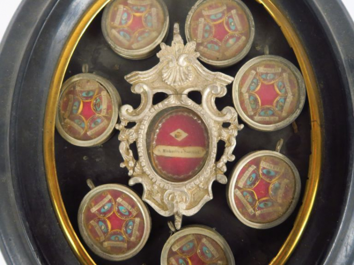 Reliquaire Napoléon III en bois noirci comprenant huit petits médaillo