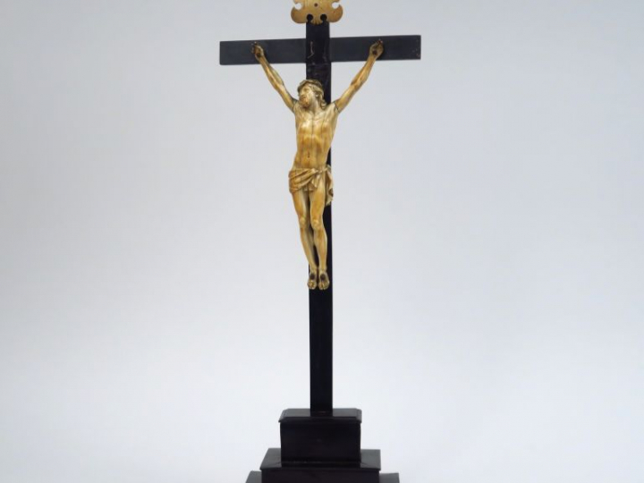 Crucifix XIXème en ivoire et bois noirci.  H. du christ : 26 cm  H. to