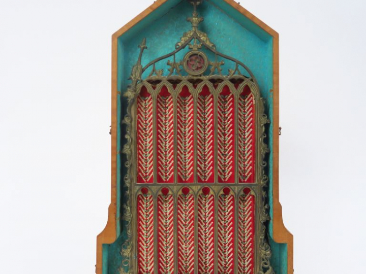 Reliquaire de style néo-gothique en métal, à décor d'arcatures.  Dans 