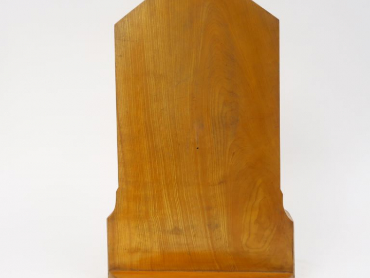 Reliquaire de style néo-gothique en métal, à décor d'arcatures.  Dans 