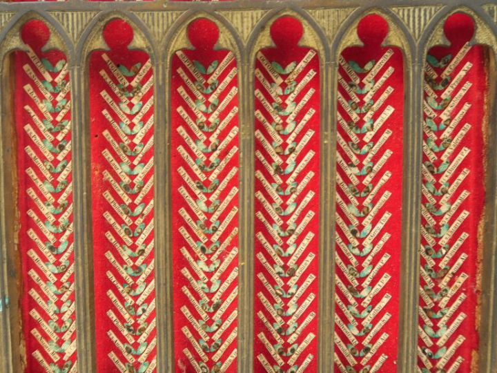 Reliquaire de style néo-gothique en métal, à décor d'arcatures.  Dans 