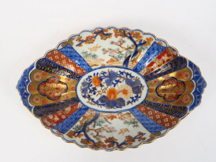 Coupe ovale XIXème en porcelaine polychrome d'Imari.  H. 5  Long. 23,5