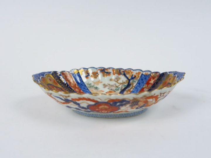 Coupe ovale XIXème en porcelaine polychrome d'Imari.  H. 5  Long. 23,5