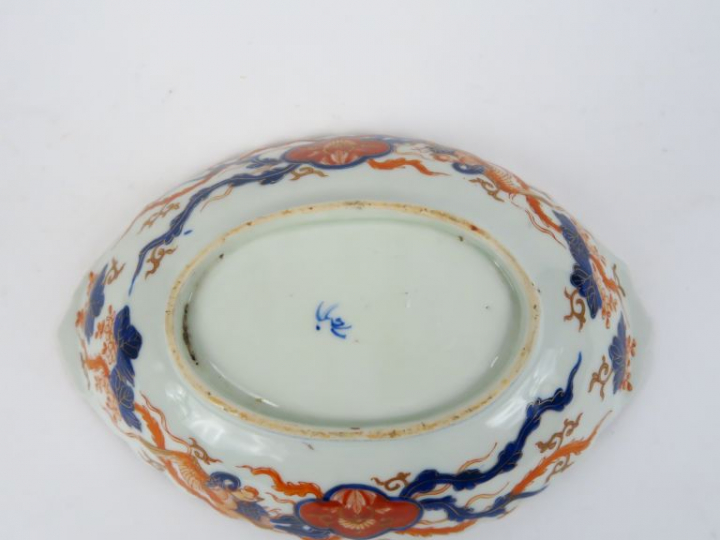 Coupe ovale XIXème en porcelaine polychrome d'Imari.  H. 5  Long. 23,5