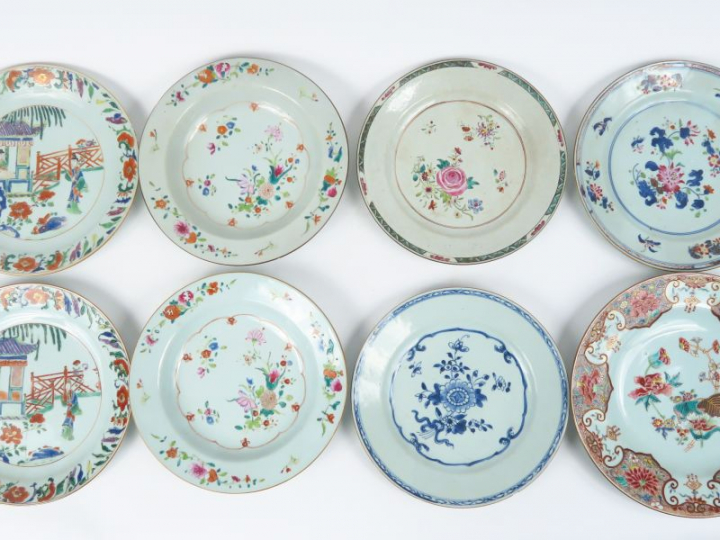 Suite de huit différentes assiettes XVIIIème et XIXème en porcelaine d