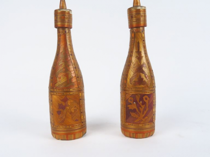 Paire de bouteilles XIXème en marqueterie de paille.  H. 29 cm  (petit