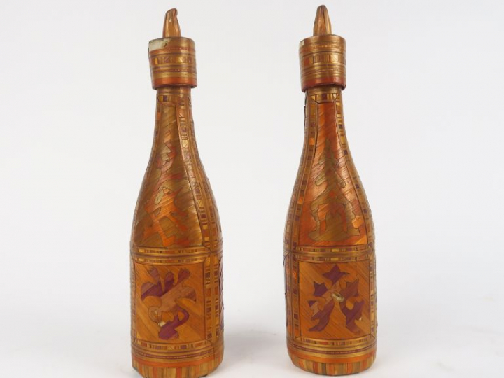 Paire de bouteilles XIXème en marqueterie de paille.  H. 29 cm  (petit