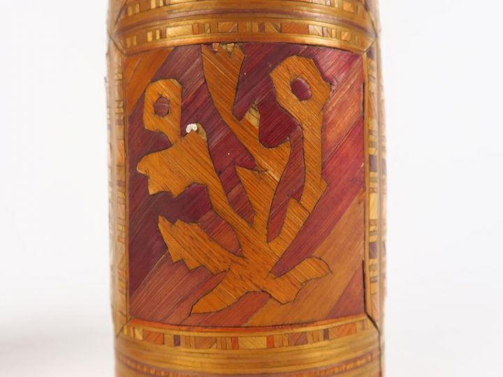 Paire de bouteilles XIXème en marqueterie de paille.  H. 29 cm  (petit