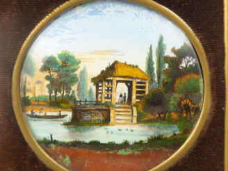 Vente aux enchères Miniature XIXème en fixé sous-verre représentant un paysage lacustre a