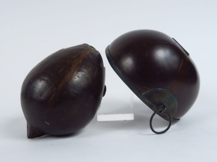 Lot comprenant :  - une demi noix de coco formant coupe.  Diam. 12 cm 