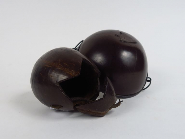 Lot comprenant :  - une demi noix de coco formant coupe.  Diam. 12 cm 
