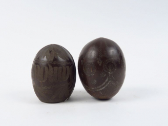 Vente aux enchères Deux différentes noix de coco, à décor gravé. H. 11 cm et 12 cm