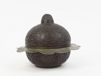 Vente aux enchères Boite couverte XIXème de style Extrême-Orient en noix de coco sculptée