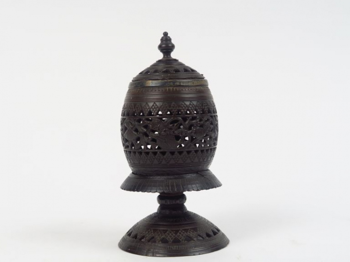 Brûle-parfum XIXème de style Extrême-Orient en noix de coco sculptée e