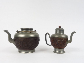 Vente aux enchères Deux différentes théières de style Extrême-Orient en étain et noix de 