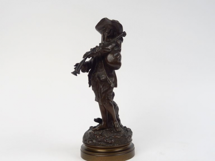J. CALLOT  "Le joueur de cornemuse" Sujet XIXème en bronze à patine br