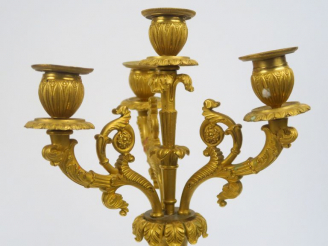 Vente aux enchères Paire de candélabres Restauration en bronze patiné et doré, à décor fe