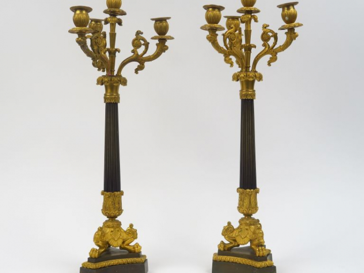 Paire de candélabres Restauration en bronze patiné et doré, à décor fe