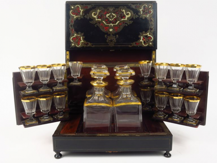 Cave à liqueur Napoléon III en bois noirci et marqueterie Boulle d'éca
