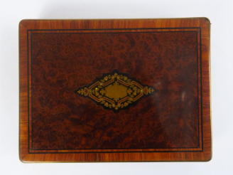 Vente aux enchères Boite à jeux XIXème en loupe, marqueterie et marqueterie Boulle.  Avec