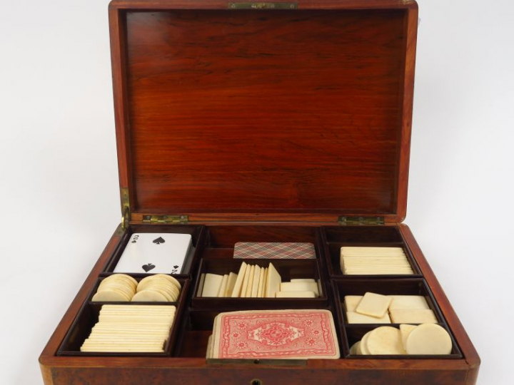 Boite à jeux XIXème en loupe, marqueterie et marqueterie Boulle.  Avec