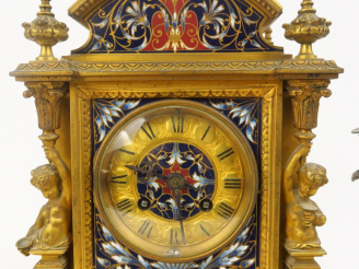 Vente aux enchères Garniture Napoléon III en bronze et émaux polychromes. Comprenant : - 