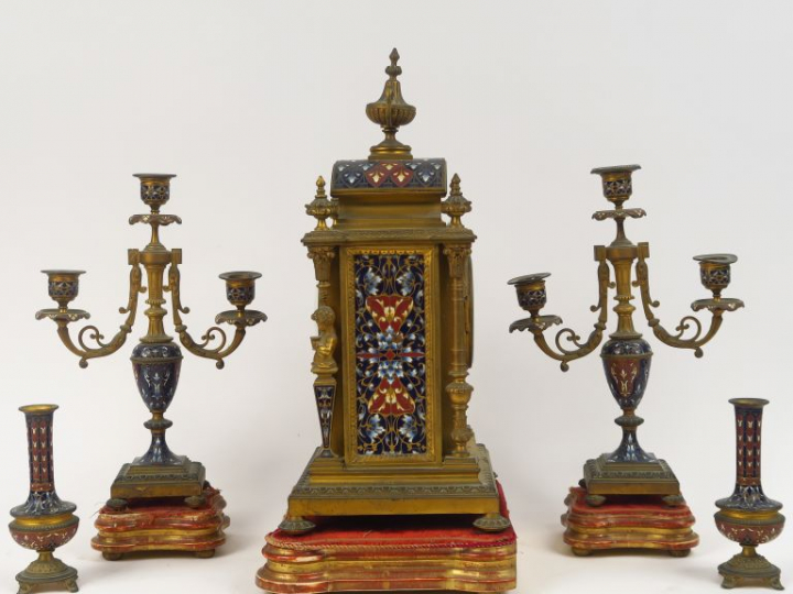 Garniture Napoléon III en bronze et émaux polychromes. Comprenant : - 