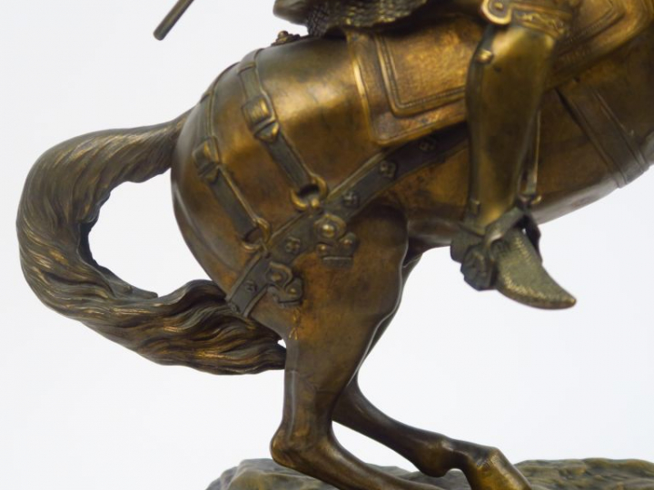 G.ABELL  "Chevalier chargeant" Sculpture chryséléphantine. 46,5x 44 x 