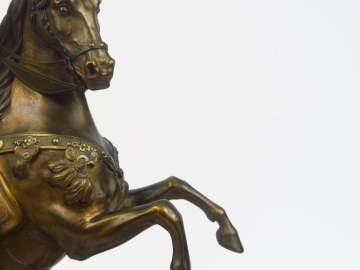 G.ABELL  "Chevalier chargeant" Sculpture chryséléphantine. 46,5x 44 x 