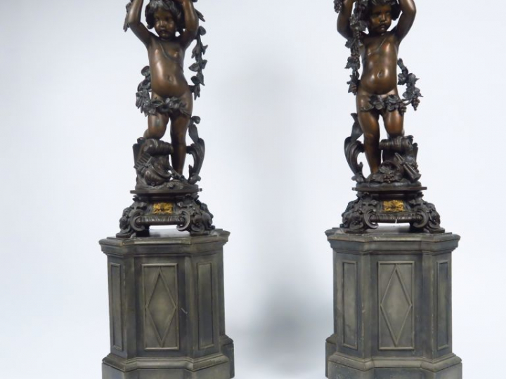 Paire de grandes jardinières Napoléon III en régule patiné, à décor de