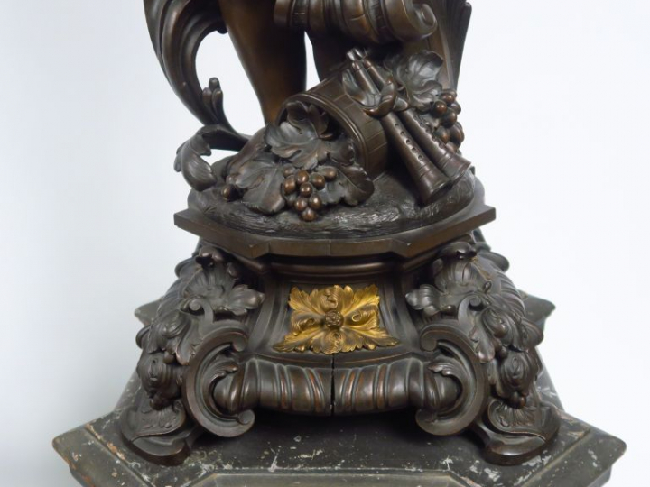Paire de grandes jardinières Napoléon III en régule patiné, à décor de