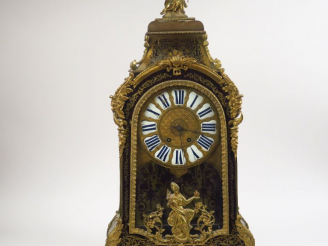 Vente aux enchères Cartel de style Louis XIV en marqueterie Boulle de laiton sur fond d'é