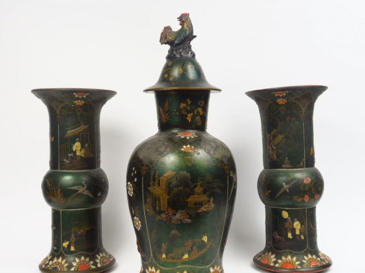 Garniture de cheminée XIXème en céramique laquée, à décor chinoisant d