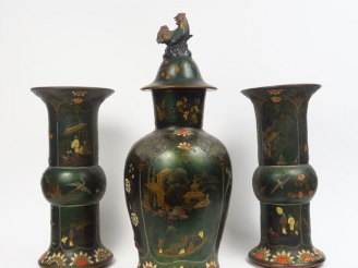 Vente aux enchères Garniture de cheminée XIXème en céramique laquée, à décor chinoisant d