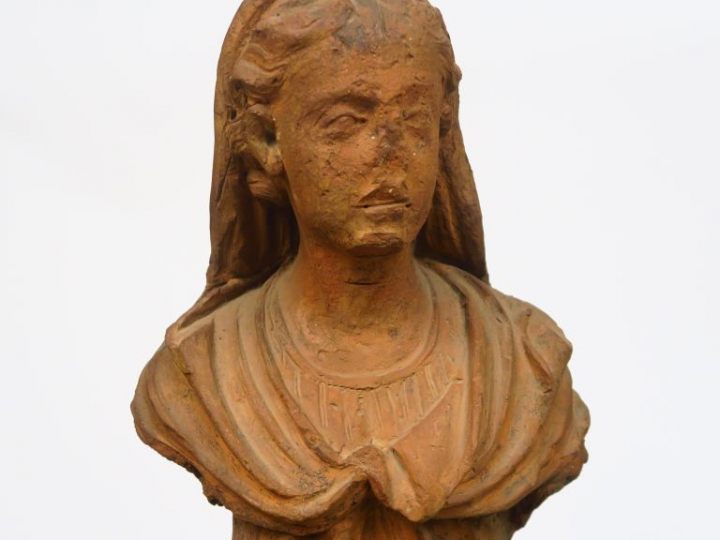 "Jeune femme en pied". Grande sculpture XVIIème en terre cuite.  H. 10